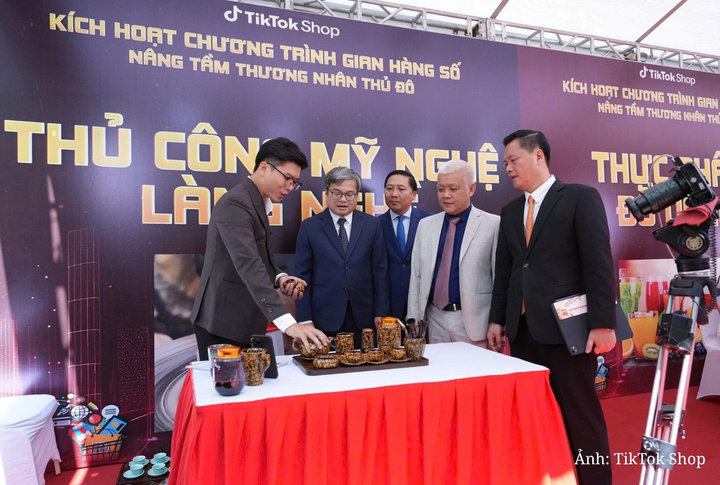 Gian hàng thủ công mỹ nghệ làng nghề trong chương trình “Gian hàng số - nâng tầm thương nhân Thủ đô” ngày 6/9.