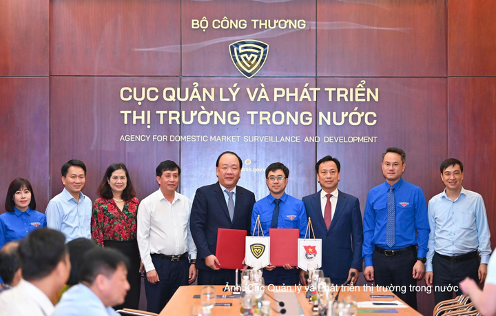 Đại diện Cục Quản lý và Phát triển thị trường trong nước và Đoàn TNCS Hồ Chí Minh Chính phủ cùng các đại biểu thực trao biên bản ghi nhớ hợp tác triển khai chương trình “Sức sống hàng Việt”.