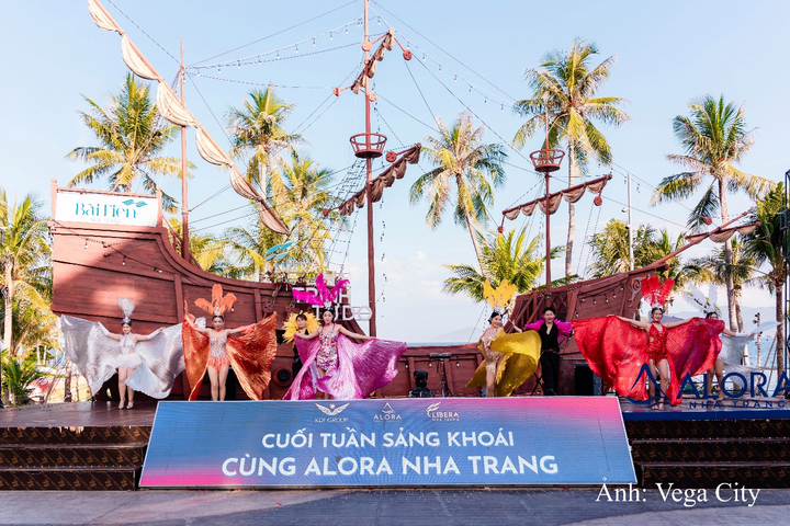 Những màn trình diễn với âm nhạc sôi động, trang phục rực rỡ kim mang không khí lễ hội đến chuỗi “Cuối tuần sảng khoái cùng Alora Nha Trang”