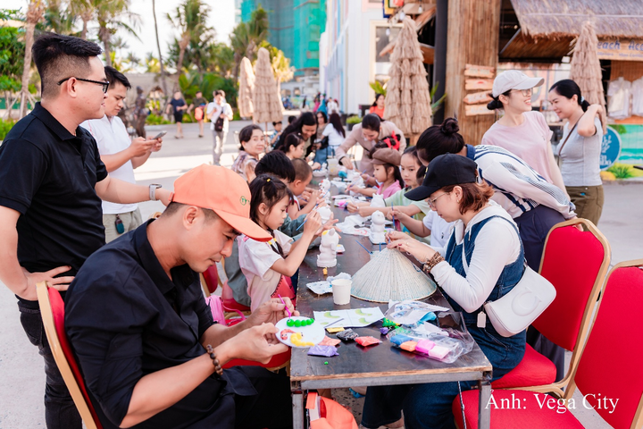 Workshop sáng tạo trong các hoạt động cuối tuần tại Libera Nha Trang luôn là không gian gắn kết các thế hệ