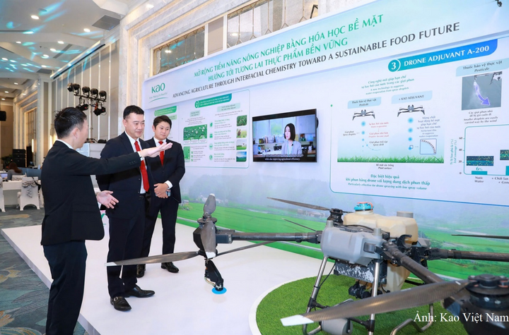 Thiết bị bay không người lái sẽ hỗ trợ việc phun thuốc giúp thuốc bám tốt hơn trên cây trồng.