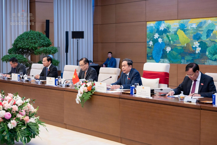 Chủ tịch Quốc hội Trần Thanh Mẫn và các đại biểu phía Việt Nam.