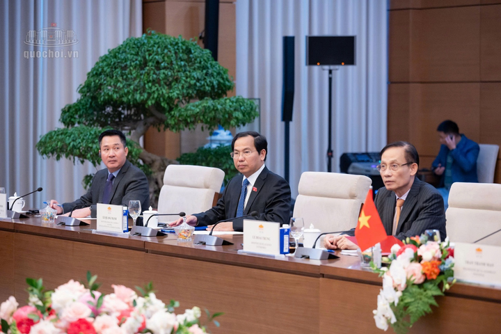Các đại biểu phía Việt Nam.