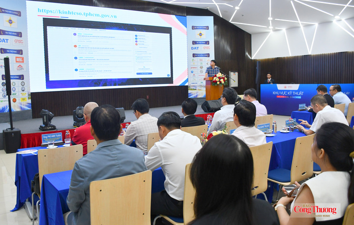 Đại diện Sở Khoa học và Công nghệ TP. Hồ Chí Minh thông tin về “Cổng hỗ trợ chuyển đổi số doanh nghiệp” tại hội thảo.
