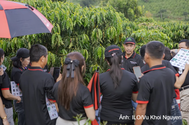 Thông qua phương pháp WIND, anh Tường khuyến khích bà con chủ động chia sẻ kinh nghiệm, cùng thảo luận và tìm hướng cải thiện điều kiện làm việc thực tế.