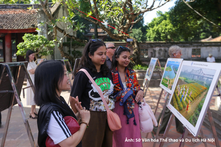 Công chúng tham quan triển lãm