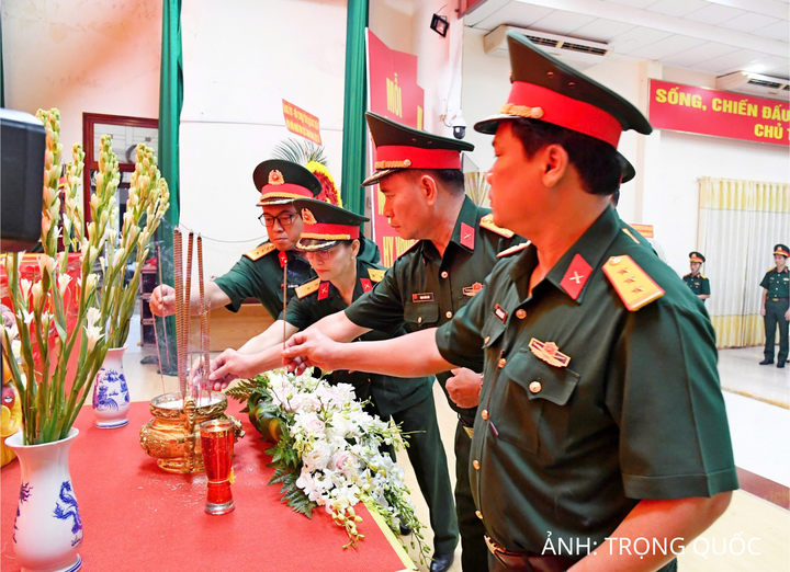 Dâng hoa, dâng hương và dành phút mặc niệm tưởng nhớ các Anh hùng liệt sĩ đã anh dũng hy sinh vì sự nghiệp đấu tranh giải phóng dân tộc, thống nhất đất nước và bảo vệ Tổ quốc