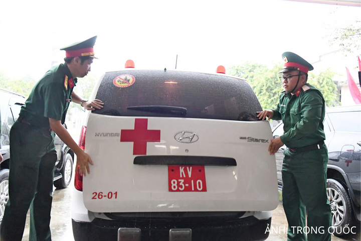Các mẫu sinh phẩm được đóng gói, niêm phong theo quy định, vận chuyển bằng phương tiện chuyên dụng quân sự đến sân bay Chu Lai