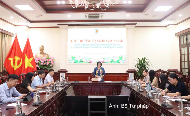 Quang cảnh buổi làm việc.