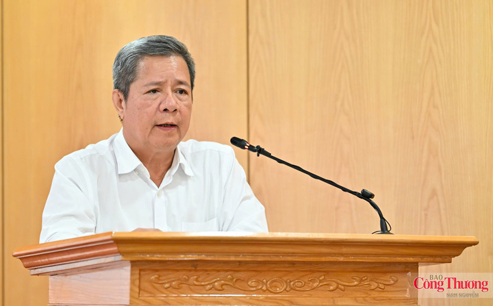 Ông Bùi Quốc Hùng, Phó Cục trưởng Cục Điện lực thông tin về giá điện theo khung giờ tại họp báo.