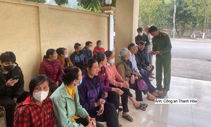 Lực lượng Công an Thanh Hóa hỗ người người dân kích hoạt tài khoản định danh điện tử mức độ 2