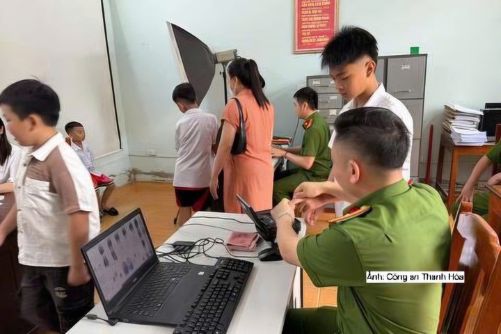Lực lượng Công an Thanh Hóa hỗ người người dân kích hoạt tài khoản định danh điện tử mức độ 2