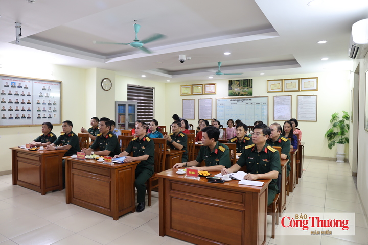 Các đại biểu tham dự chương trình gặp mặt kỷ niệm.