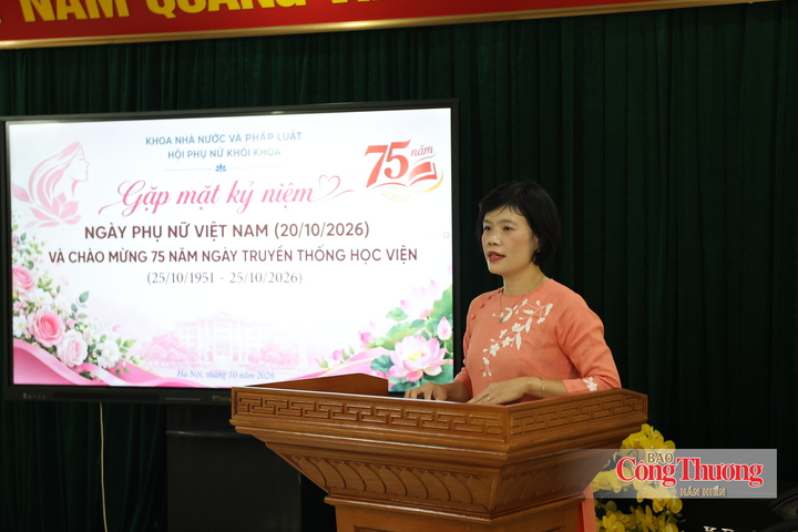 Đại tá Nguyễn Thị Đắc Hương, Chủ tịch Hội phụ nữ khối khoa (Khoa Nhà nước và Pháp luật) phát biểu tại chương trình.