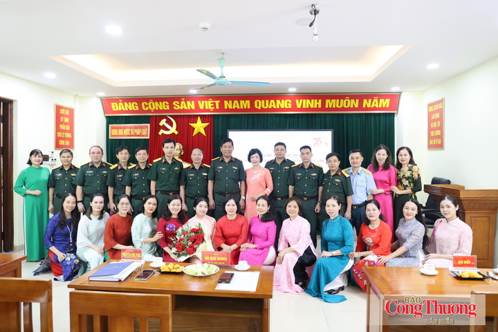 Các đại biểu chụp hình lưu niệm tại chương trình gặp mặt kỷ niệm.