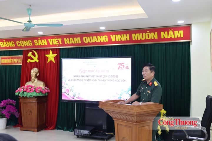 Đại tá Đỗ Đức Giang, Phó Chủ nhiệm Chính trị, Học viện Chính trị phát biểu tại chương trình.
