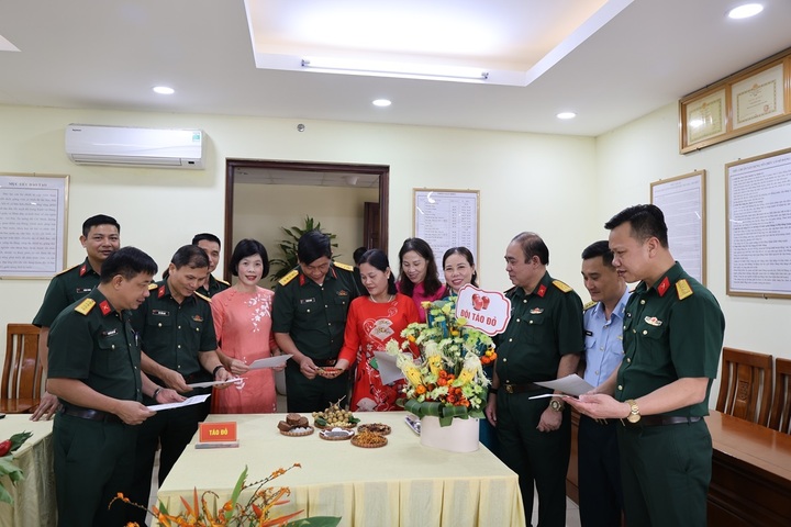 Thành viên Ban giám khảo kiểm tra tình hình chuẩn bị mâm cơm của các đội trước giờ thi. Ảnh: Hán Hiển