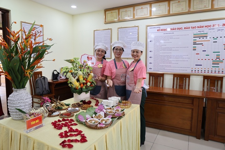 Mâm cơm của đội Táo Đỏ được chuẩn bị rất kỹ lưỡng với nhiều món ăn đặc sắc.