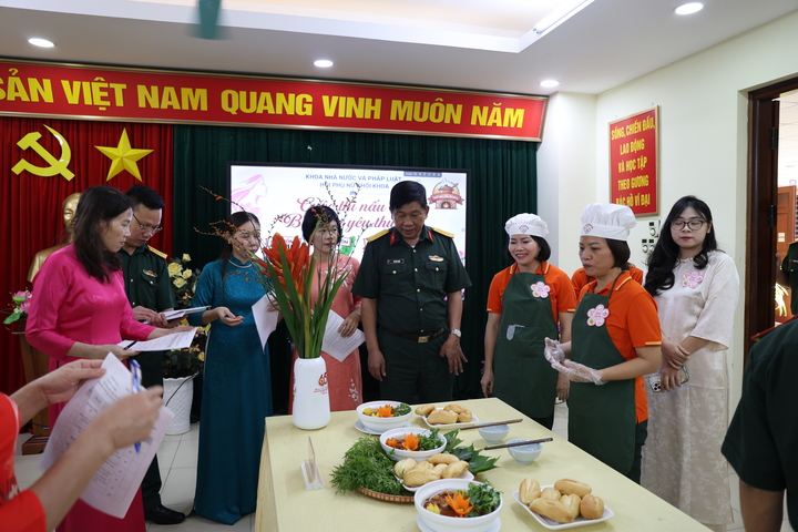 Ban giám khảo bắt đầu chấm thi.