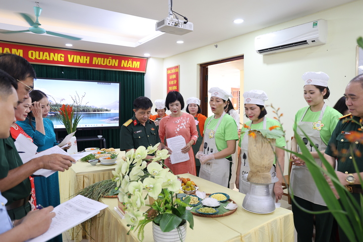Ban giám khảo đánh giá cao sự sáng tạo của các đội thi với nhiều món ăn ngon, trình bày đẹp mắt.