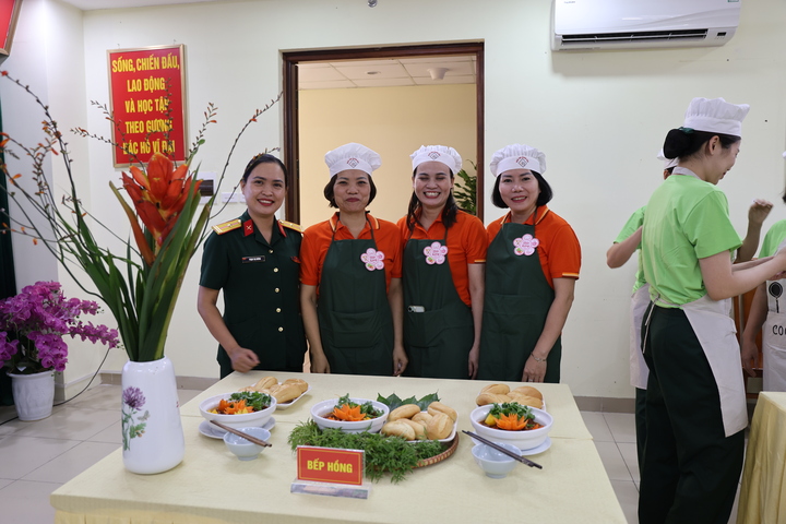Đội Mâm Ấm và đội Bếp Hồng cùng giành giải Ba.