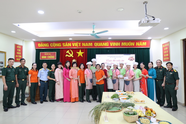 Ban giám khảo chụp hình lưu niệm với các đội thi.