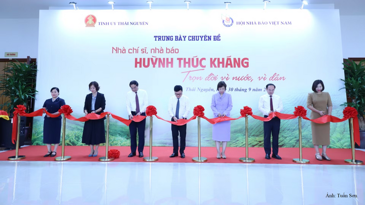 Đại biểu cắt băng khai trương trưng bày chuyên đề về cụ Huỳnh Thúc Kháng.