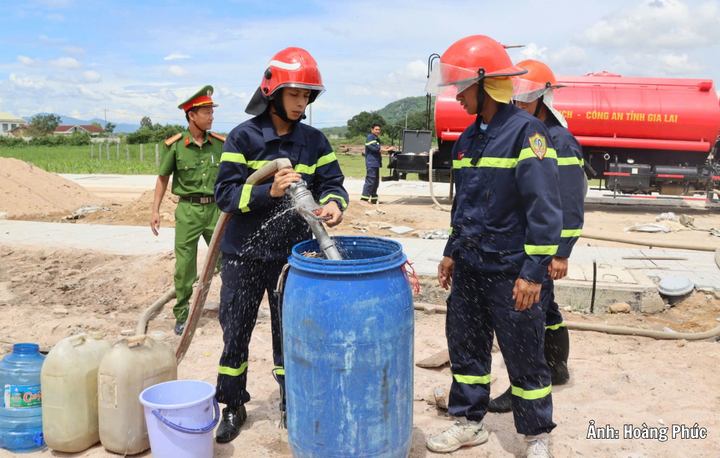Lực lượng công an sẽ tiếp tục vận chuyển nước hỗ trợ người dân trong thời gian chờ công trình cấp nước tại khu tái định cư hoàn thiện.