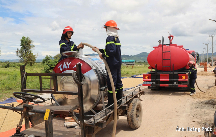 Lực lượng Công an tỉnh Gia Lai chở nước sạch đến Khu tái định cư thuộc Dự án bố trí ổn định dân cư vùng thiên tai xã Ia Tul, phục vụ nhu cầu sinh hoạt của người dân.