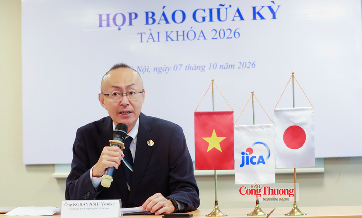 Ông Kobayashi Yosuke, Trưởng đại diện JICA Việt Nam chia sẻ tại Họp báo.