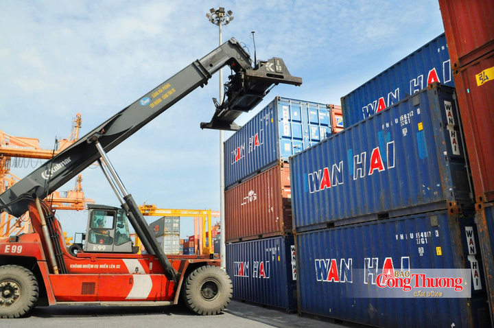 Xuất khẩu đang nổi lên như một “mũi kéo” quan trọng cho tăng trưởng kinh tế