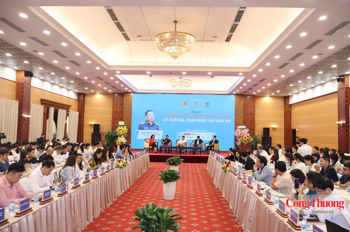Toàn cảnh diễn đàn.