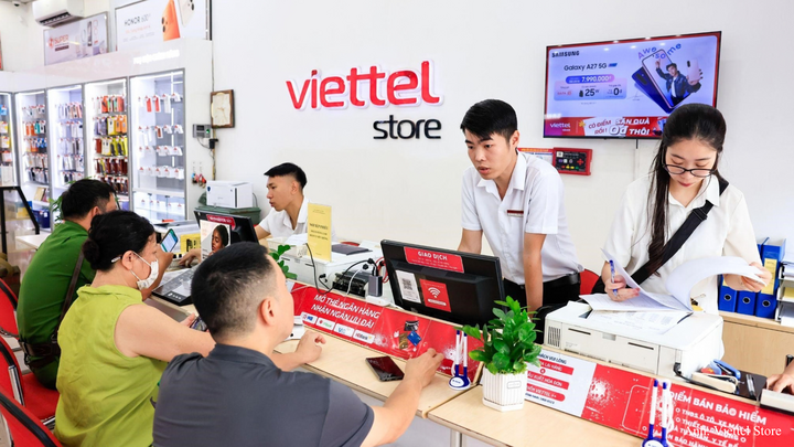 Nhân viên Viettel Store tư vấn và hỗ trợ khách hàng lựa chọn phương án mua sắm.