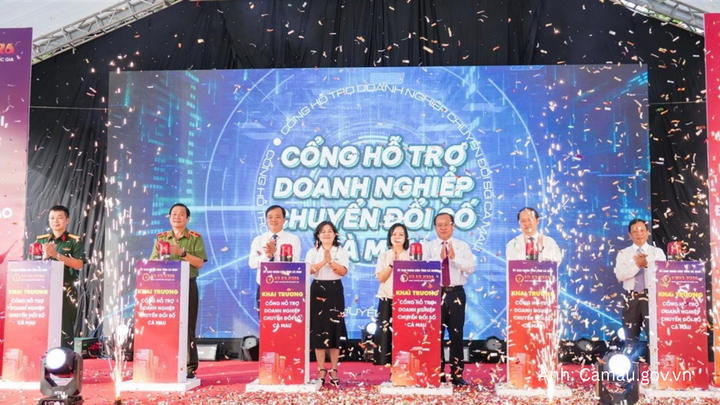 Các đại biểu thực hiện nghi thức khai trương “Cổng hỗ trợ doanh nghiệp chuyển đổi số Cà Mau”.