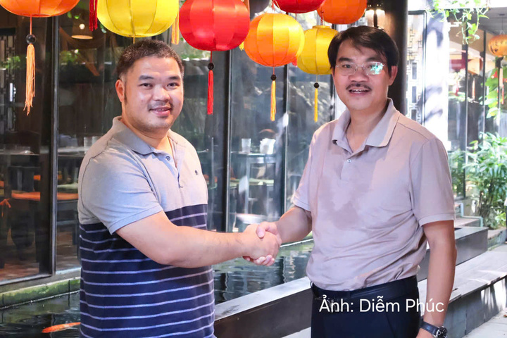 TS. Hồ Huy Thọ (bên trái) trao đổi với phóng viên Báo Công Thương.