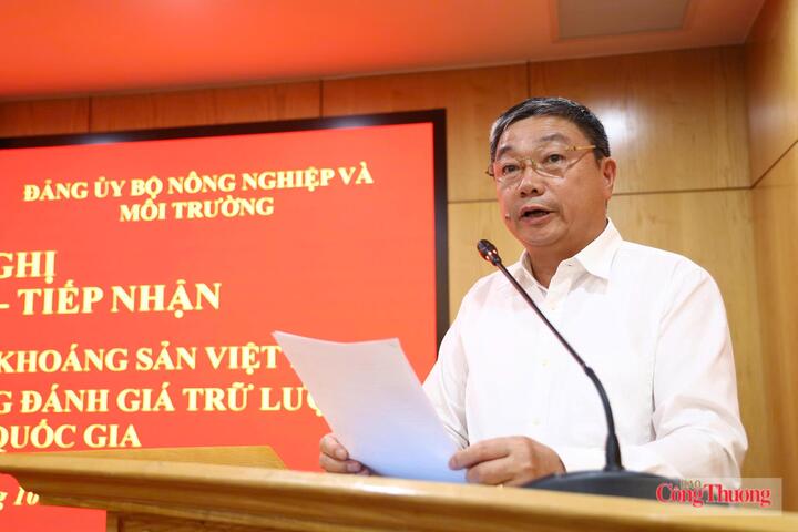 Đồng chí Trần Bình Trọng, Bí thư Đảng ủy, Cục trưởng Cục Địa chất và Khoáng sản Việt Nam phát biểu tại Hội nghị. Ảnh: Minh Đức