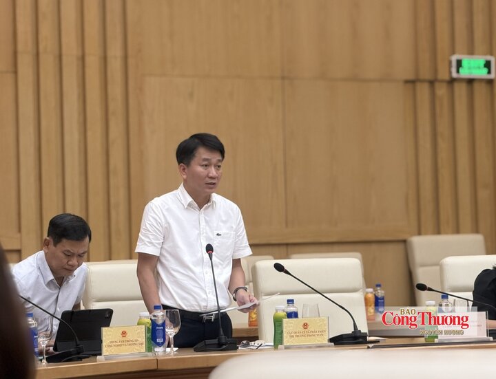Ông Nguyễn Thanh Bình, Phó Cục trưởng Cục Quản lý và Phát triển thị trường trong nước phát biểu chia sẻ tại Hội thảo.