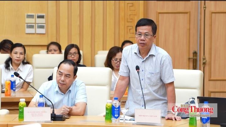 Ông Tống Xuân Chinh, Phó Chủ tịch kiêm Tổng Thư ký Hiệp hội Sữa Việt Nam cho rằng nâng tỷ lệ sữa tươi nguyên liệu trong nước lên khoảng 60% trở lên vào năm 2030 là mục tiêu cần thiết.