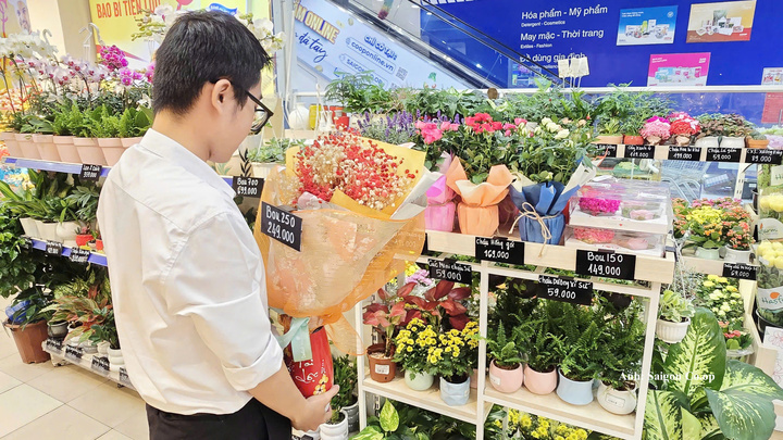 Tại Co.opmart, các sản phẩm hoa được chuẩn bị đa dạng, từ hoa chậu đến những bó hoa được thiết kế, gói trang nhã, phù hợp cho nhiều nhu cầu tặng quà.