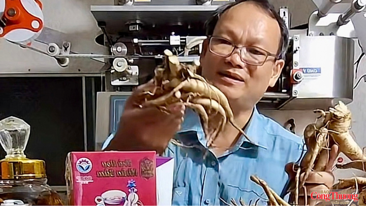 Chủ hộ kinh doanh trà thảo dược Võ Văn Dũng xây dựng nội dung, livestream và quảng bá sản phẩm, duy trì bán hàng trực tuyến thường xuyên, mở rộng tiếp cận khách hàng.