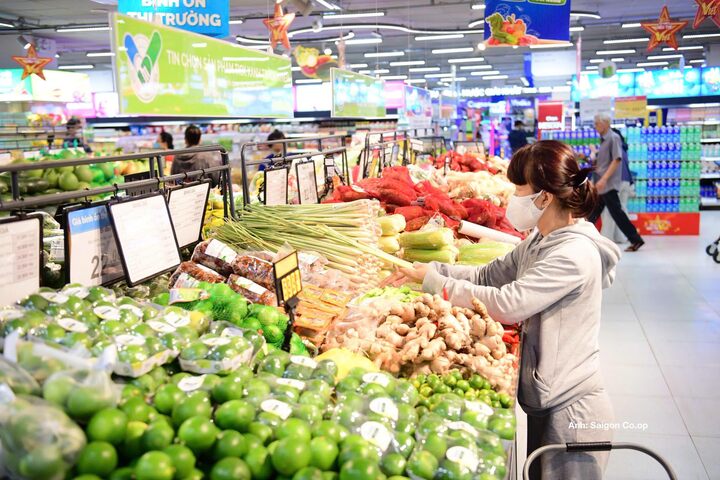 Hệ thống Saigon Co.op giảm 15% - 20% đối với nhiều nhóm hàng tươi sống như rau củ quả, trái cây, thịt, cá... dịp 20/10.