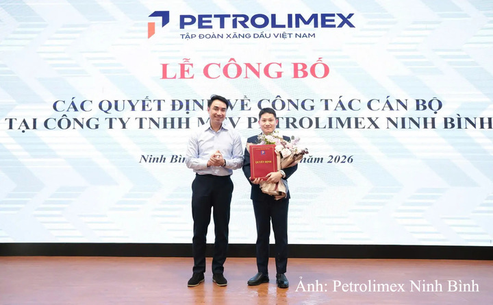Ông Trần Tuấn Linh - Thành viên HĐQT Tập đoàn (trái) trao quyết định và tặng hoa chúc mừng ông Nguyễn Anh Hoàng.