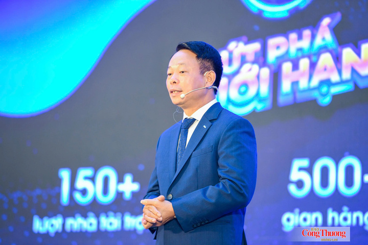 Nhà báo Phùng Công Sưởng, Tổng Biên tập Báo Tiền Phong phát biểu tại họp báo.