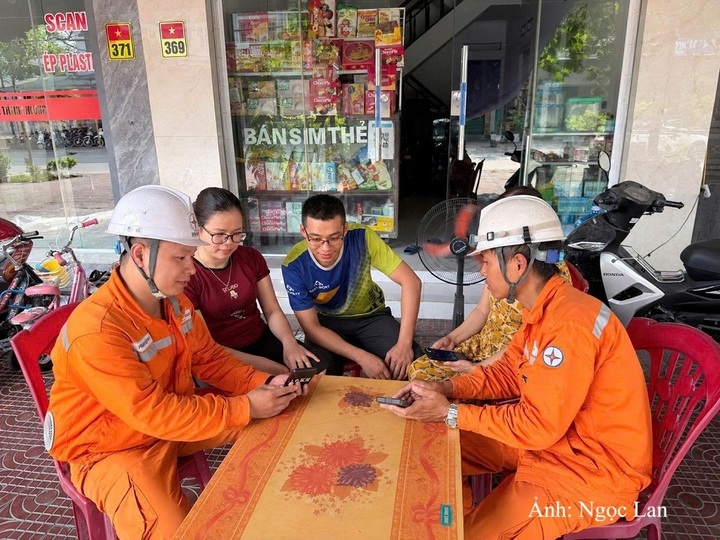 Nhân viên Điện lực Đông Triều tuyên truyền, hướng dẫn khách hàng cài đặt ứng dụng EVN CSKH.