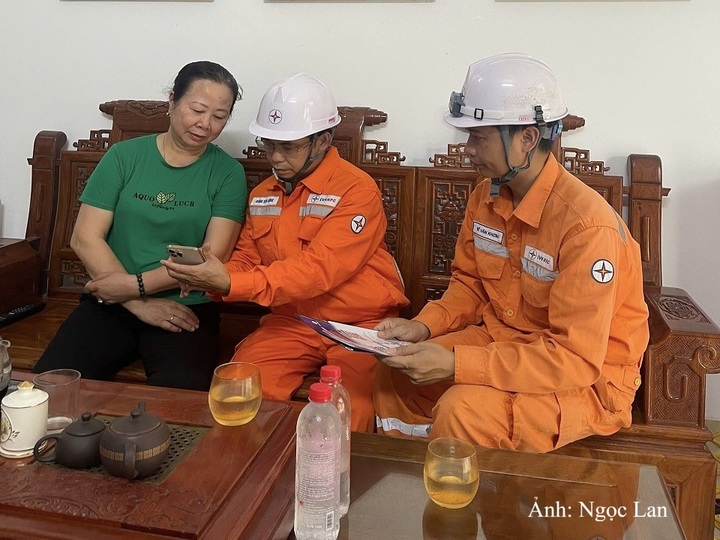 Nhân viên Điện lực Hải Hà hướng dẫn khách hàng cài đặt ứng dụng EVN CSKH.