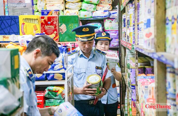 Lực lượng Quản lý thị trường kiểm tra nguồn gốc xuất xứ hàng hóa tại cơ sở kinh doanh.