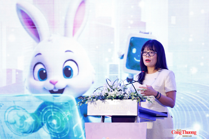 Bà Đoàn Hồng Nhung, Thành viên Ban Điều hành, Giám đốc Khối Bán lẻ Vietcombank phát biểu.