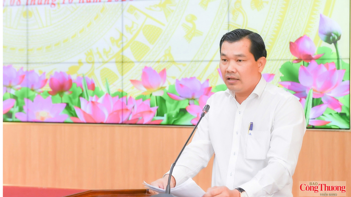 Ông Lê Minh Tuấn, Phó giám đốc Sở Văn hóa - Thể thao và Du lịch TP. Cần Thơ, thông tin tại buổi họp.