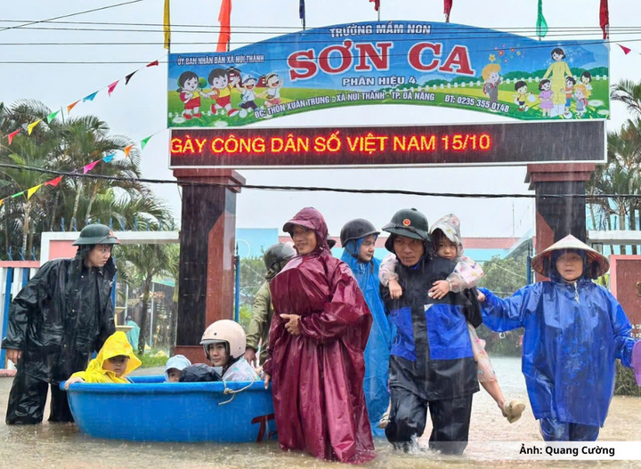 Lực lượng chức năng hỗ trợ sơ tán người dân tại các khu vực đang xảy ra mưa lớn, ngập lụt.