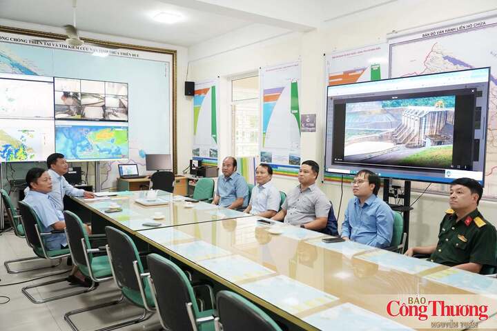 Lãnh đạo thành phố Huế cùng đại diện các sở, ban ngành kiểm tra tại Chi cục Thủy lợi và Biến đổi khí hậu TP. Huế.